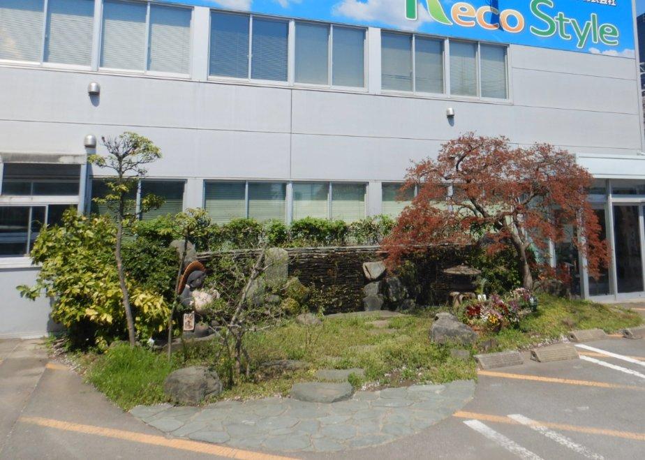 事務所前の岩清水の里（循環型の池）