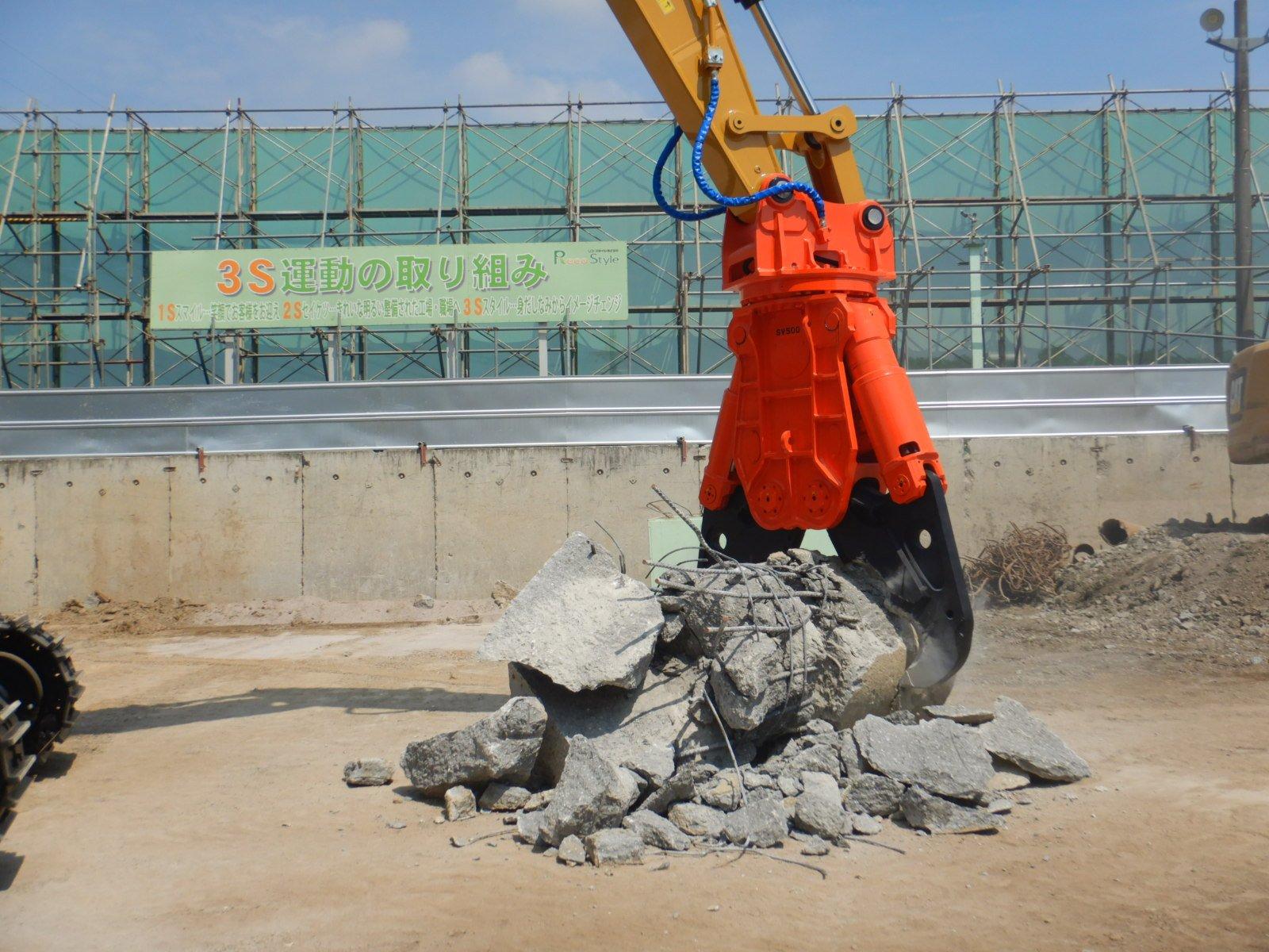 特殊形状のガラに対応可能な開口1750㎜の圧砕機（バックホーCAT340）
